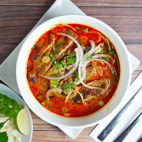 Phở agri-picante de cerdo